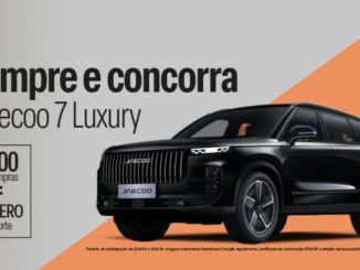 Banner publicitário com o título Compre e concorra 1 Jaecoo 7 Luxury. A imagem exibe um SUV preto moderno posicionado diagonalmente sobre um fundo cinza com um recorte laranja. Um quadro à esquerda indica que R$300 em compras dão direito a um número da sorte.
