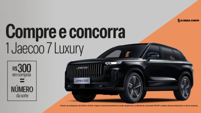 Banner publicitário com o título Compre e concorra 1 Jaecoo 7 Luxury. A imagem exibe um SUV preto moderno posicionado diagonalmente sobre um fundo cinza com um recorte laranja. Um quadro à esquerda indica que R$300 em compras dão direito a um número da sorte.