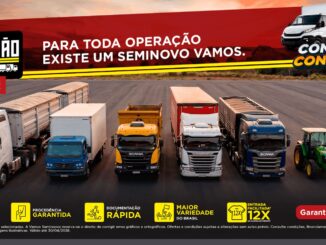 Banner publicitário da Operação Vem Pra Vamos apresentando uma linha diversificada de veículos seminovos, incluindo caminhões Volvo, Mercedes-Benz e Scania, além de trator e empilhadeira, posicionados em um pátio de asfalto sob um céu avermelhado.