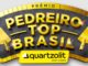 Logotipo do Prêmio Pedreiro Top Brasil da Quartzolit em letras douradas 3D com duas colheres de pedreiro nas laterais sobre um fundo escuro texturizado e borda dourada.