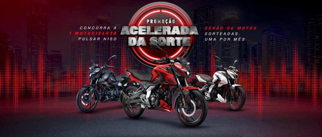 Banner publicitário da Bajaj apresentando três motocicletas Pulsar N150 nas cores preta, vermelha e branca diante de um cenário urbano noturno com o título Promoção Acelerada da Sorte.