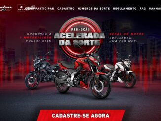 Banner publicitário da Bajaj apresentando três motocicletas Pulsar N150 nas cores preta, vermelha e branca diante de um cenário urbano noturno com o título Promoção Acelerada da Sorte.