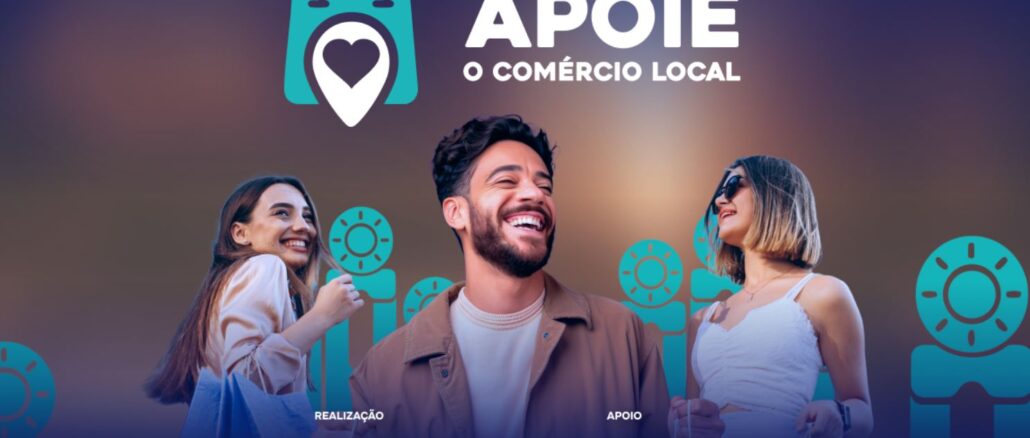 PROMOÇÃO COMPRE EM NOVO HAMBURGO Três jovens sorridentes segurando sacolas de compras em frente a um fundo azul escuro com o texto Apoie o comércio local e ícones gráficos.