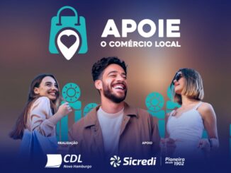 Três jovens sorridentes segurando sacolas de compras em frente a um fundo azul escuro com o texto Apoie o comércio local e ícones gráficos.