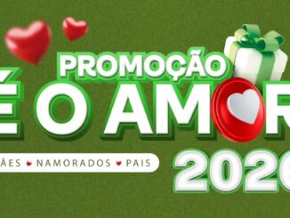Banner promocional com fundo verde texturizado. No centro, o título Promoção É o Amor aparece em letras brancas com bordas verdes. A imagem inclui corações vermelhos, uma caixa de presente branca com laço verde e o ano 2026. Uma barra branca na parte inferior contém as palavras Mães, Namorados e Pais.