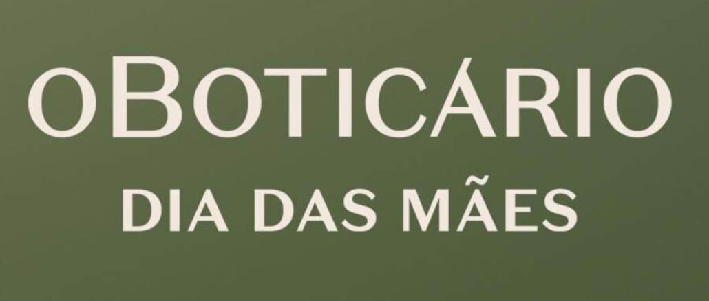 PROMOÇÃO O BOTICÁRIO DIA DAS MÃES - CADASTRE-SE E PERSONALIZE SEU BAG CHARM Fundo verde musgo com as palavras OBOTICÁRIO e DIA DAS MÃES centralizadas horizontalmente em letras maiúsculas de cor creme.