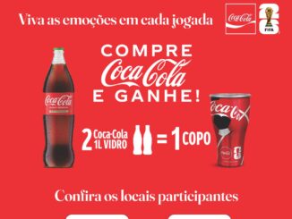 Peça publicitária da Coca-Cola com fundo vermelho. Exibe uma garrafa de vidro de um litro, a frase compre Coca-Cola e ganhe, e a explicação de que duas garrafas dão direito a um copo colecionável.