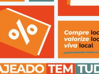 Design gráfico promocional com blocos de cores em laranja, vermelho e azul. A imagem contém a ilustração de uma etiqueta de preço com símbolo de porcentagem e os textos Compre local, valorize local, viva local e Lajeado tem tudo.