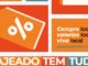 Design gráfico promocional com blocos de cores em laranja, vermelho e azul. A imagem contém a ilustração de uma etiqueta de preço com símbolo de porcentagem e os textos Compre local, valorize local, viva local e Lajeado tem tudo.