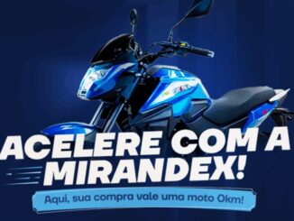 Motocicleta azul da marca Shineray em fundo azul escuro. Texto centralizado em letras brancas diz Acelere com a Mirandex. Abaixo, em destaque azul claro, está escrito que a compra vale uma moto 0km.