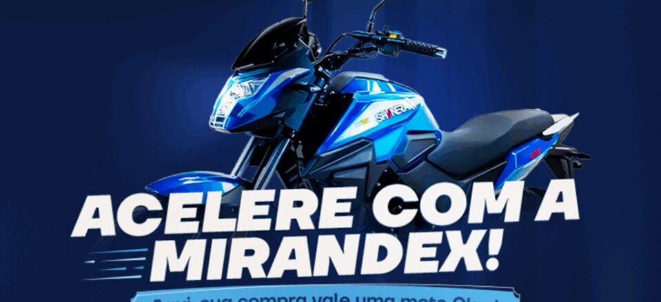 Motocicleta azul da marca Shineray em fundo azul escuro. Texto centralizado em letras brancas diz Acelere com a Mirandex. Abaixo, em destaque azul claro, está escrito que a compra vale uma moto 0km.