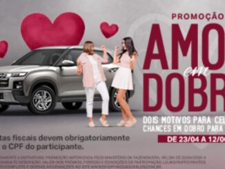 Banner publicitário da promoção Amor em Dobro com um carro SUV prata, duas mulheres celebrando e corações vermelhos flutuando sobre fundo cinza.