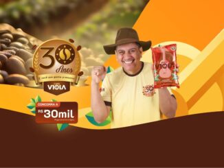 Banner comemorativo de 30 anos do Café Viola com um homem sorridente segurando um pacote de café e anúncio de prêmio de R$30.000,00.