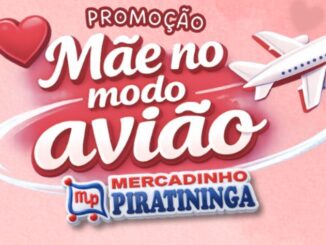 Banner promocional com fundo rosa e corações, apresentando o título Mãe no modo avião. A imagem inclui a ilustração de um avião branco e o logotipo do Mercadinho Piratininga.