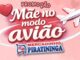 Banner promocional com fundo rosa e corações, apresentando o título Mãe no modo avião. A imagem inclui a ilustração de um avião branco e o logotipo do Mercadinho Piratininga.