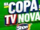 Arte promocional com fundo verde e texto tridimensional que diz NA COPA DE TV NOVA! acima do logotipo do Super Show Supermercados.