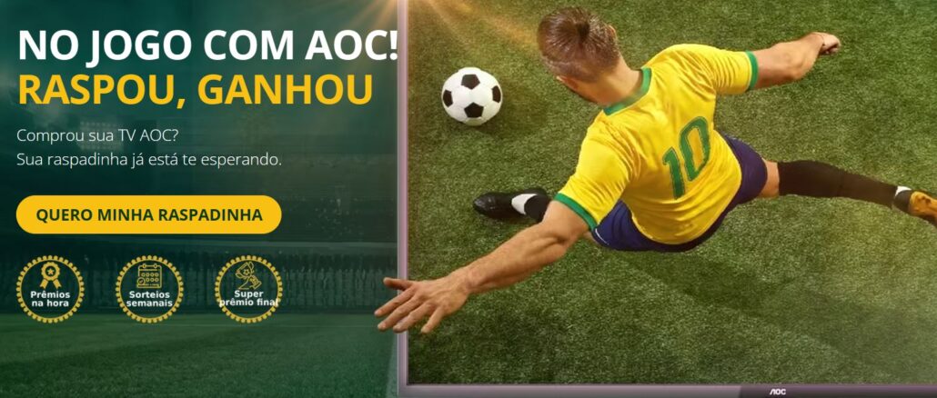 Banner publicitário da AOC com temática de futebol destacando a promoção raspou ganhou com prêmios imediatos e sorteios.