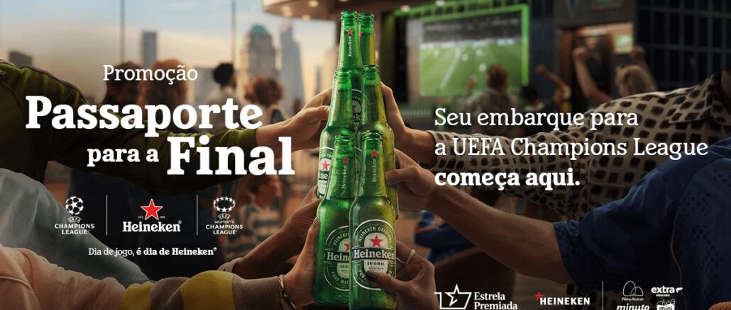 Várias mãos seguram garrafas de vidro verde da cerveja Heineken agrupadas no centro da imagem em um gesto de celebração. O fundo mostra um ambiente de lounge com vista para a cidade e uma tela transmitindo uma partida de futebol, acompanhado de textos sobre a promoção da UEFA Champions League.