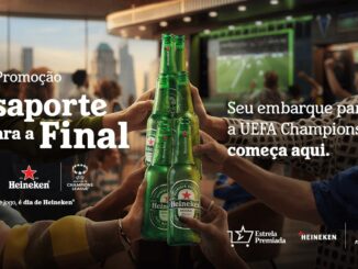Várias mãos seguram garrafas de vidro verde da cerveja Heineken agrupadas no centro da imagem em um gesto de celebração. O fundo mostra um ambiente de lounge com vista para a cidade e uma tela transmitindo uma partida de futebol, acompanhado de textos sobre a promoção da UEFA Champions League.