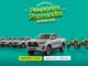 Banner publicitário da campanha Poupança Premiada SICOOB 2026 sobre fundo azul-turquesa. A imagem destaca uma picape Toyota Hilux prata no centro, flanqueada por três carros brancos à esquerda e três motos verdes à direita. No topo, o nome da promoção aparece em letras coloridas.