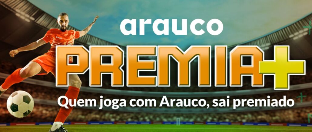Imagem promocional da campanha Arauco Premia+ mostrando um jogador de futebol com uniforme laranja chutando uma bola em um estádio, acompanhado do texto Quem joga com Arauco, sai premiado.