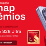 Banner promocional da campanha Snap Prêmios com fundo vermelho, exibindo a lateral de um smartphone Galaxy S26 Ultra, o selo do processador Snapdragon 8 Elite e informações sobre o sorteio de uma camiseta do Manchester United.