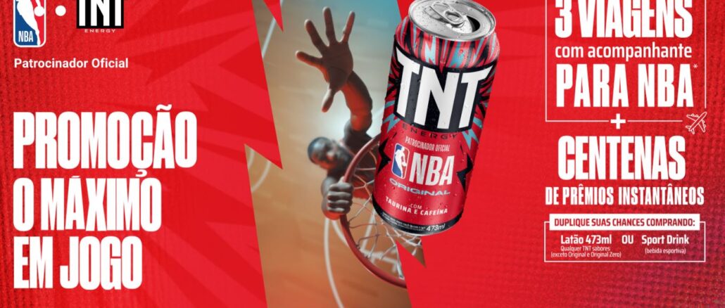Anúncio da promoção TNT Energy e NBA intitulada O Máximo em Jogo. A imagem apresenta uma lata de TNT Energy personalizada com o logo da NBA em destaque, um jogador de basquete fazendo um arremesso ao fundo e informações sobre sorteios de viagens e prêmios instantâneos.