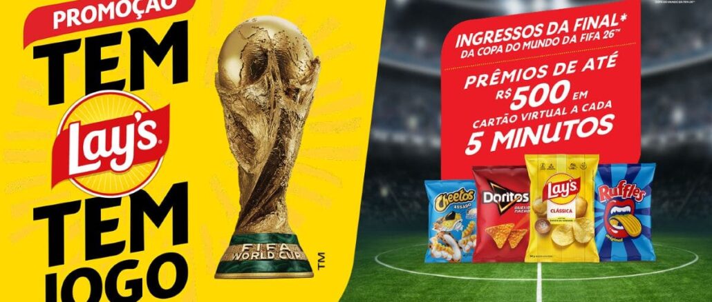 Imagem promocional da campanha Tem Lay's Tem Jogo para a Copa do Mundo da FIFA 26. O lado esquerdo possui fundo amarelo com o troféu da Copa e o título da promoção. O lado direito mostra um estádio de futebol à noite com pacotes de salgadinhos Cheetos, Doritos, Lay's e Ruffles, além de um anúncio sobre prêmios de ingressos para a final e cartões virtuais de até R$500.