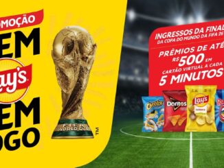 Imagem promocional da campanha Tem Lay's Tem Jogo para a Copa do Mundo da FIFA 26. O lado esquerdo possui fundo amarelo com o troféu da Copa e o título da promoção. O lado direito mostra um estádio de futebol à noite com pacotes de salgadinhos Cheetos, Doritos, Lay's e Ruffles, além de um anúncio sobre prêmios de ingressos para a final e cartões virtuais de até R$500.
