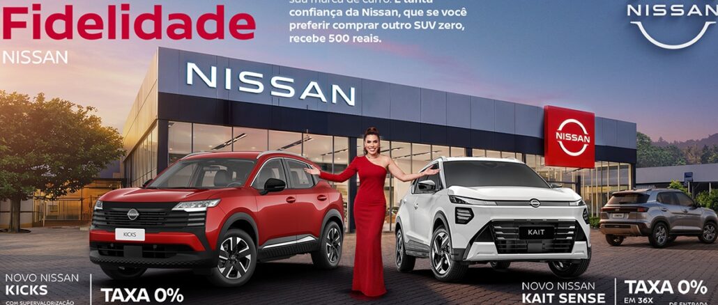 Banner publicitário da campanha Teste de Fidelidade Nissan apresentando dois modelos de SUV e uma mulher de vestido vermelho em frente a uma concessionária ao entardecer.