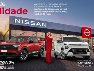 Banner publicitário da campanha Teste de Fidelidade Nissan apresentando dois modelos de SUV e uma mulher de vestido vermelho em frente a uma concessionária ao entardecer.