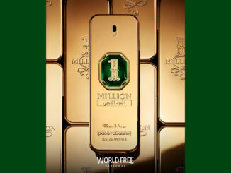 Frasco de perfume dourado em formato de barra de ouro com uma pedra verde central e escrita em árabe cercado por diversos lingotes de ouro sobre um fundo verde.