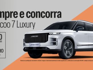 Banner publicitário da Almeida Junior apresentando a promoção Compre e concorra. A imagem destaca um SUV Jaecoo 7 Luxury na cor branca sobre um fundo dividido diagonalmente em cinza e laranja. No lado esquerdo, um quadro detalha que R$300 em compras equivalem a um número da sorte.