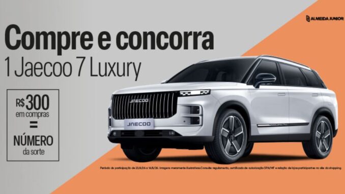 Banner publicitário da Almeida Junior apresentando a promoção Compre e concorra. A imagem destaca um SUV Jaecoo 7 Luxury na cor branca sobre um fundo dividido diagonalmente em cinza e laranja. No lado esquerdo, um quadro detalha que R$300 em compras equivalem a um número da sorte.