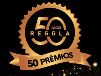 Selo comemorativo dourado dos 50 anos da Reggla com anúncio de 50 prêmios sobre fundo preto com brilhos.