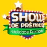Logotipo colorido da campanha Show de Prêmios Fidelidade Premiada com letras brancas em destaque sobre um fundo amarelo vibrante.