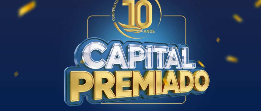 Logotipo comemorativo de dez anos da Cooperativa Transamazônica com o título Capital Premiado em letras tridimensionais sobre fundo azul.