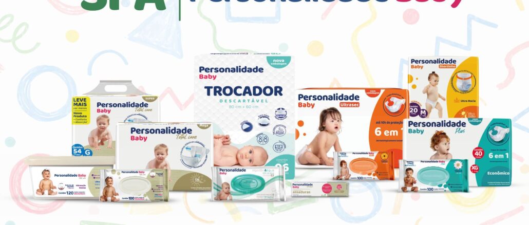 Banner publicitário com fundo branco e formas geométricas coloridas apresentando a linha de produtos SPA Personalidade Baby. No centro e nas laterais, diversas embalagens de fraldas, toalhas umedecidas, trocadores descartáveis e cremes para assaduras estão expostos com fotos de bebês sorridentes.