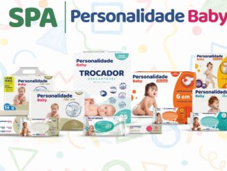 Banner publicitário com fundo branco e formas geométricas coloridas apresentando a linha de produtos SPA Personalidade Baby. No centro e nas laterais, diversas embalagens de fraldas, toalhas umedecidas, trocadores descartáveis e cremes para assaduras estão expostos com fotos de bebês sorridentes.