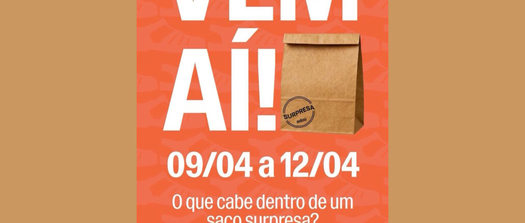 Saco Surpresa Melissa 2026 Anúncio com fundo laranja e marcas d'água de calçados. No topo, o texto VEM AÍ! em letras brancas. À direita, um saco de papel pardo com um selo circular escrito SURPRESA melissa. No centro, as datas 09/04 a 12/04 e uma frase sobre o conteúdo misterioso da embalagem.