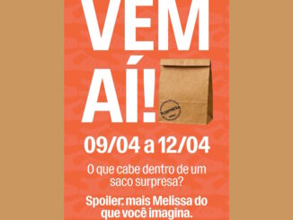 Anúncio com fundo laranja e marcas d'água de calçados. No topo, o texto VEM AÍ! em letras brancas. À direita, um saco de papel pardo com um selo circular escrito SURPRESA melissa. No centro, as datas 09/04 a 12/04 e uma frase sobre o conteúdo misterioso da embalagem.