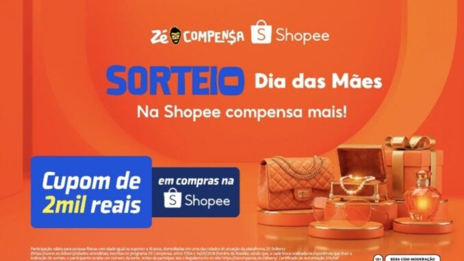 Banner promocional do sorteio de Dia das Mães realizado pelo Zé Compensa em parceria com a Shopee. A imagem apresenta um fundo alaranjado com elementos circulares. Do lado direito, diversos itens de presente como uma bolsa, joias e perfume estão dispostos sobre pedestais dourados. No centro, destaca-se um anúncio de cupom no valor de R$2.000,00 para compras.