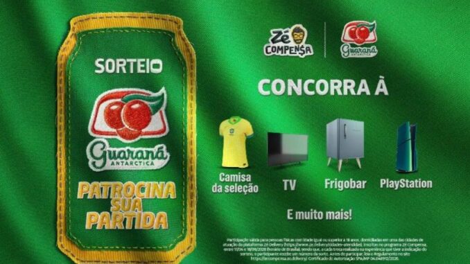 Anúncio da promoção Sorteio Patrocina Sua Partida do Guaraná Antarctica e Zé Compensa. O fundo verde destaca um aplique em formato de lata com o nome da campanha e imagens de prêmios como uma camisa da seleção, TV, frigobar e videogame.