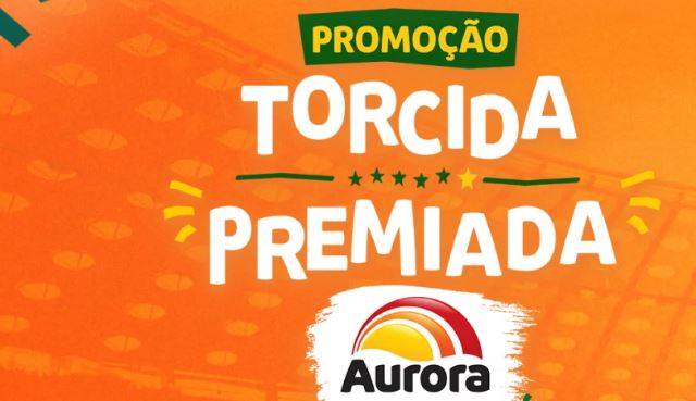 Banner promocional da Aurora com a frase Promoção Torcida Premiada escrita em letras brancas sobre um fundo laranja com padrão de estádio.