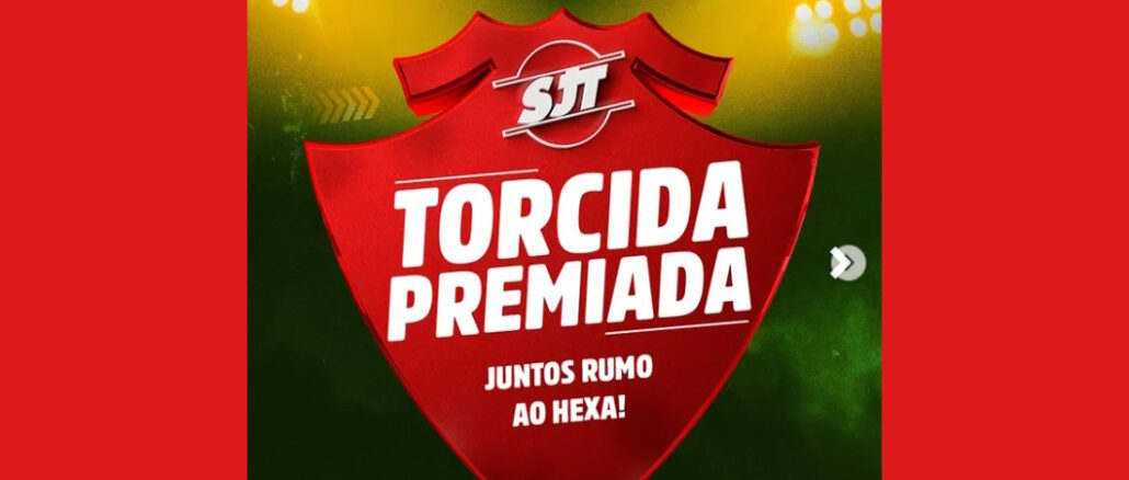 Imagem promocional da campanha Torcida Premiada do São Judas Tadeu Supermercados. No centro, um grande escudo vermelho exibe o nome da promoção e a frase Juntos Rumo ao Hexa, posicionado sobre um fundo verde com luzes de refletores de estádio.