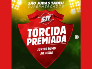 Imagem promocional da campanha Torcida Premiada do São Judas Tadeu Supermercados. No centro, um grande escudo vermelho exibe o nome da promoção e a frase Juntos Rumo ao Hexa, posicionado sobre um fundo verde com luzes de refletores de estádio.