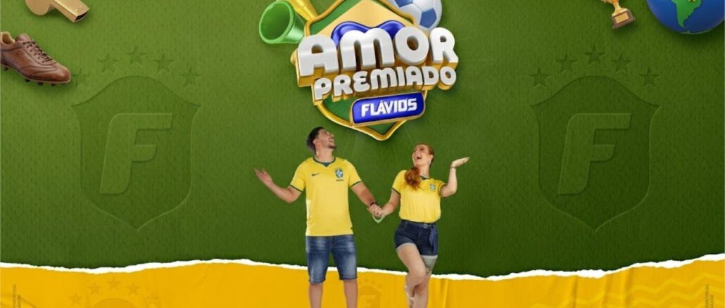 Casal vestindo camisetas da seleção brasileira de futebol celebra animado sob o logotipo da promoção Amor Premiado Flávios, em fundo verde com elementos esportivos como bola de futebol, chuteira, apito e troféu.