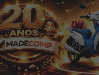 Promoção de aniversário de 20 anos da Madecomp, loja de Rondonópolis, Mato Grosso, com moto Honda branca e azul com laço vermelho como prêmio.