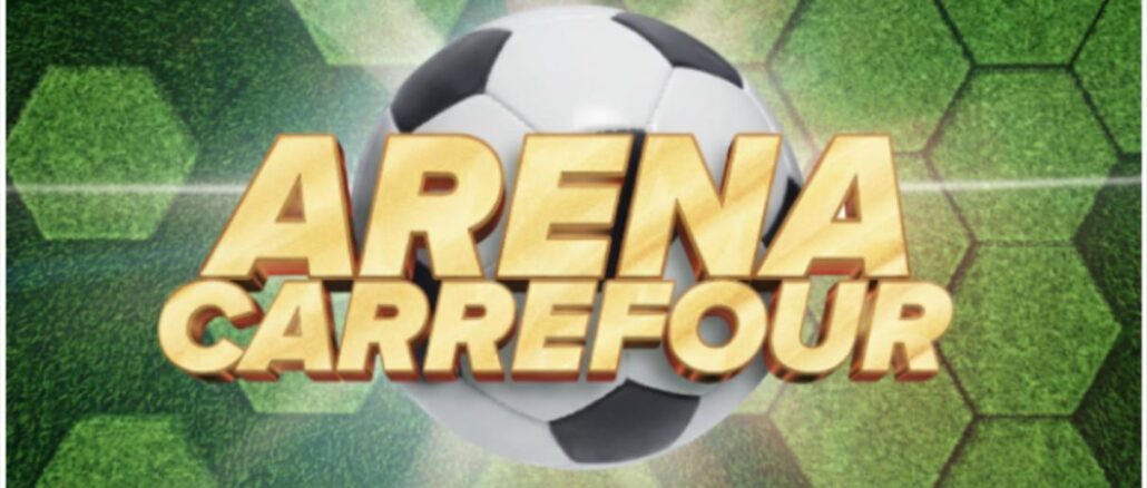 Arte promocional da campanha Arena Carrefour com bola de futebol ao centro e tipografia dourada em destaque sobre fundo verde com padrão de hexágonos.