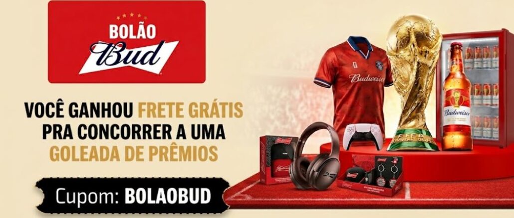 Banner promocional do Bolão Bud, parceria entre Budweiser e Zé Delivery, com prêmios como troféu da Copa do Mundo, camisa da Budweiser, fone de ouvido, controle de PS5, frigobar e kit de acessórios, e destaque para frete grátis com cupom BOLAOBUD.